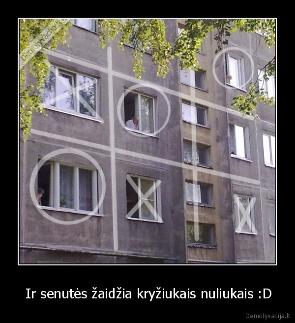  Ir senutės žaidžia kryžiukais nuliukais :D