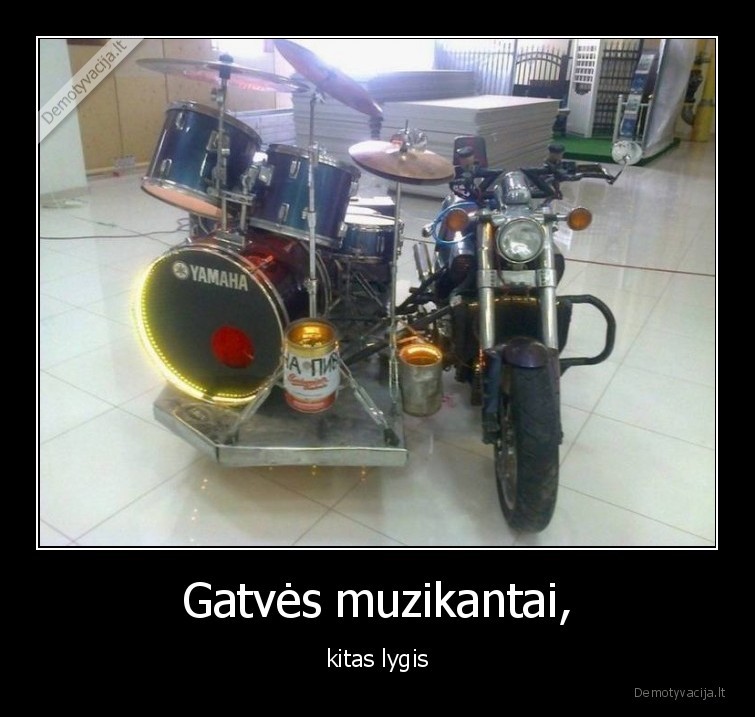 gatves,muzikantai,motociklas,bugnai