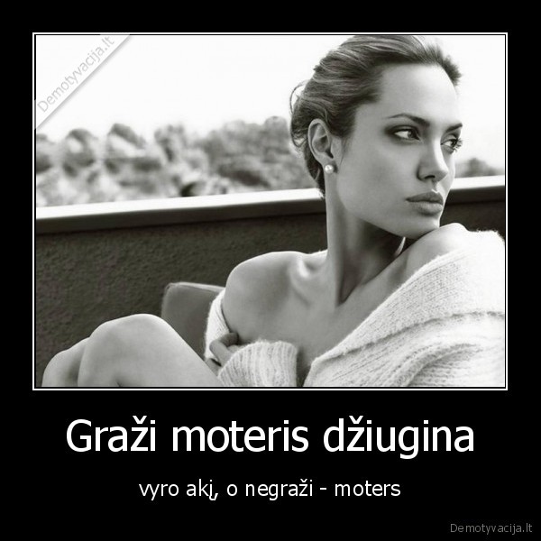 Graži moteris džiugina