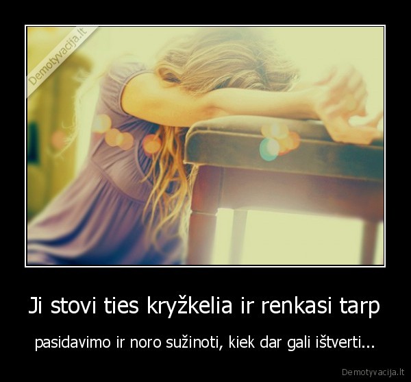 Ji stovi ties kryžkelia ir renkasi tarp