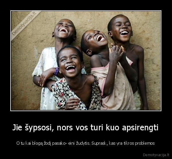 Jie šypsosi, nors vos turi kuo apsirengti