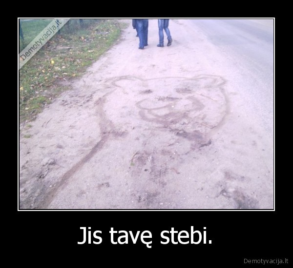 Jis tavę stebi.