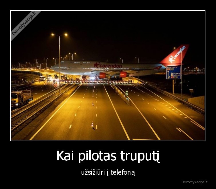 pilotas,uzsiziurejo,telefonas,lektuvas