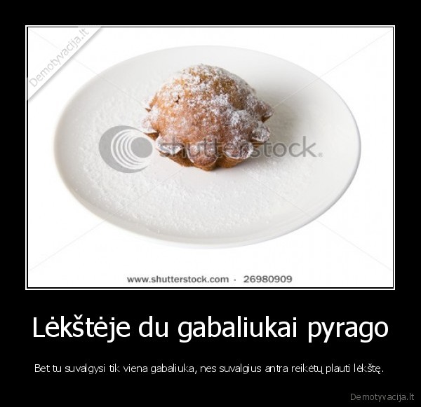 Lėkštėje du gabaliukai pyrago