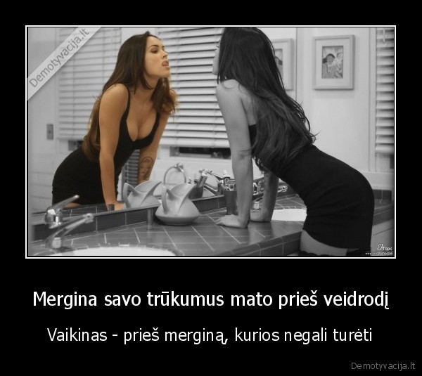 Mergina savo trūkumus mato prieš veidrodį
