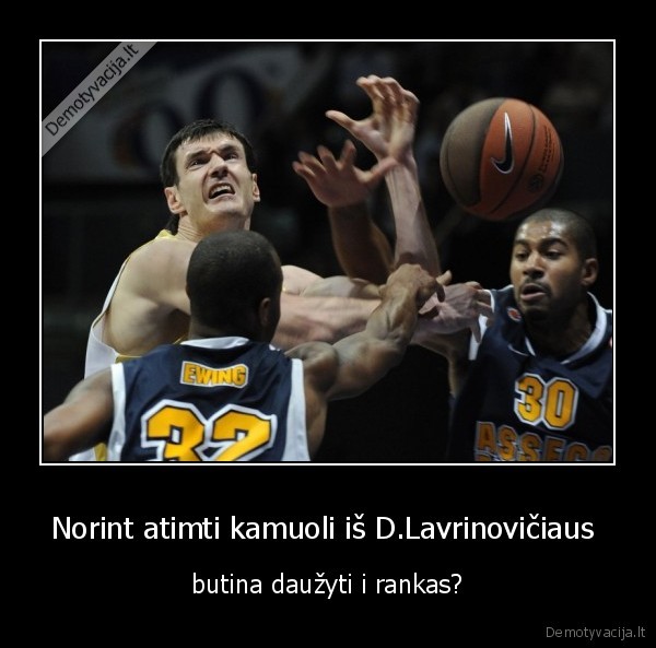 Norint atimti kamuoli iš D.Lavrinovičiaus 