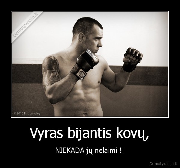 Vyras bijantis kovų,