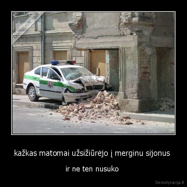 kažkas matomai užsižiūrėjo į merginu sijonus 