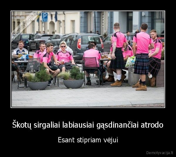 skotai,futbolas,sijonai