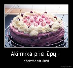 Akimirka prie lūpų -  - amžinybė ant klubų