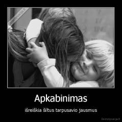 Apkabinimas - išreiškia šiltus tarpusavio jausmus