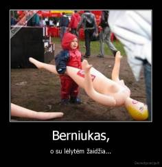 Berniukas, - o su lėlytėm žaidžia...