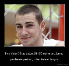 Eina Valančiūnas gatve žiūri 50 centu ant žemes  -  pasilenkia pasiimti, o ten šulinio dangtis.
