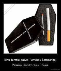 Einu tamsia gatve. Pamatau kompaniją. - Paprašau užsirūkyt. Guliu - rūkau.