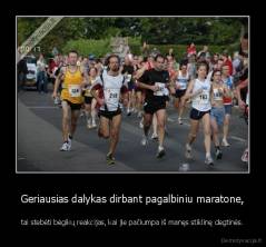 Geriausias dalykas dirbant pagalbiniu maratone, - tai stebėti bėgikų reakcijas, kai jie pačiumpa iš manęs stiklinę degtinės.
