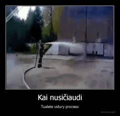 Kai nusičiaudi - Tualete vidury proceso