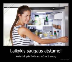 Laikykis saugaus atstumo! - Nesiartink prie šaldytuvo arčiau 2 metrų!