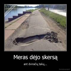 Meras dėjo skersą - ant dviračių takų...