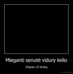Mieganti senutė vidury kelio - blogiau už stulpą