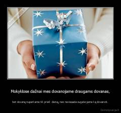 Mokyklose dažnai mes dovanojame draugams dovanas, - bet dovaną nuperkame tik prieš  dieną, nes nevisaada sugalvojame ką dovanoti.