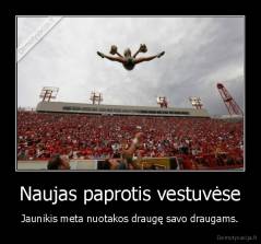 Naujas paprotis vestuvėse - Jaunikis meta nuotakos draugę savo draugams.