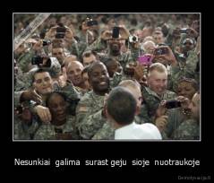 Nesunkiai  galima  surast geju  sioje  nuotraukoje - 