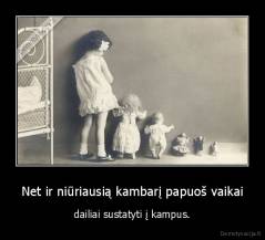 Net ir niūriausią kambarį papuoš vaikai - dailiai sustatyti į kampus.