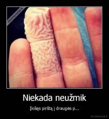 Niekada neužmik - Įkišęs pirštą į draugės p...