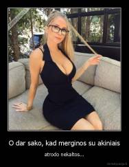 O dar sako, kad merginos su akiniais - atrodo nekaltos...