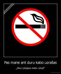 Pas mane ant duru kabo uzrašas - ,,Nuo rytojaus metu rukyti"