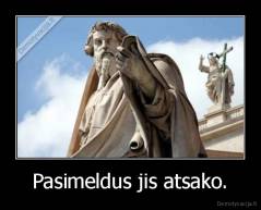 Pasimeldus jis atsako. - 