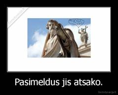 Pasimeldus jis atsako. - 