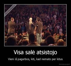 Visa salė atsistojo - Vieni iš pagarbos, kiti, kad nemato per kitus