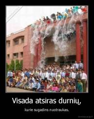 Visada atsiras durnių, - kurie sugadins nuotraukas.