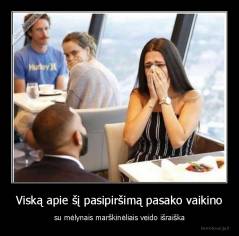 Viską apie šį pasipiršimą pasako vaikino - su mėlynais marškinėliais veido išraiška