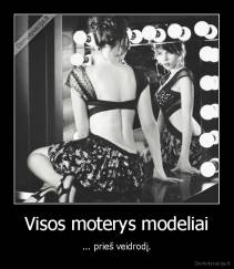 Visos moterys modeliai - ... prieš veidrodį.