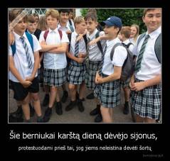 Šie berniukai karštą dieną dėvėjo sijonus,  - protestuodami prieš tai, jog jiems neleistina dėvėti šortų