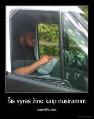 Šis vyras žino kaip nusiramint - kamščiuose